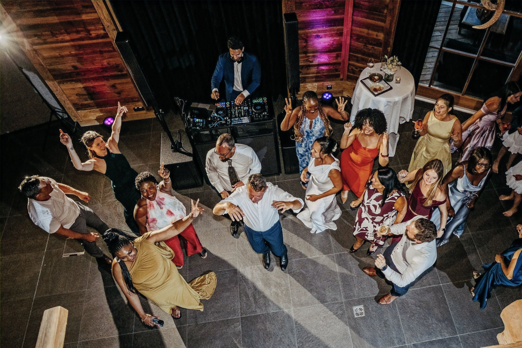 Volle Tanzfläche von oben bei einer Hochzeit