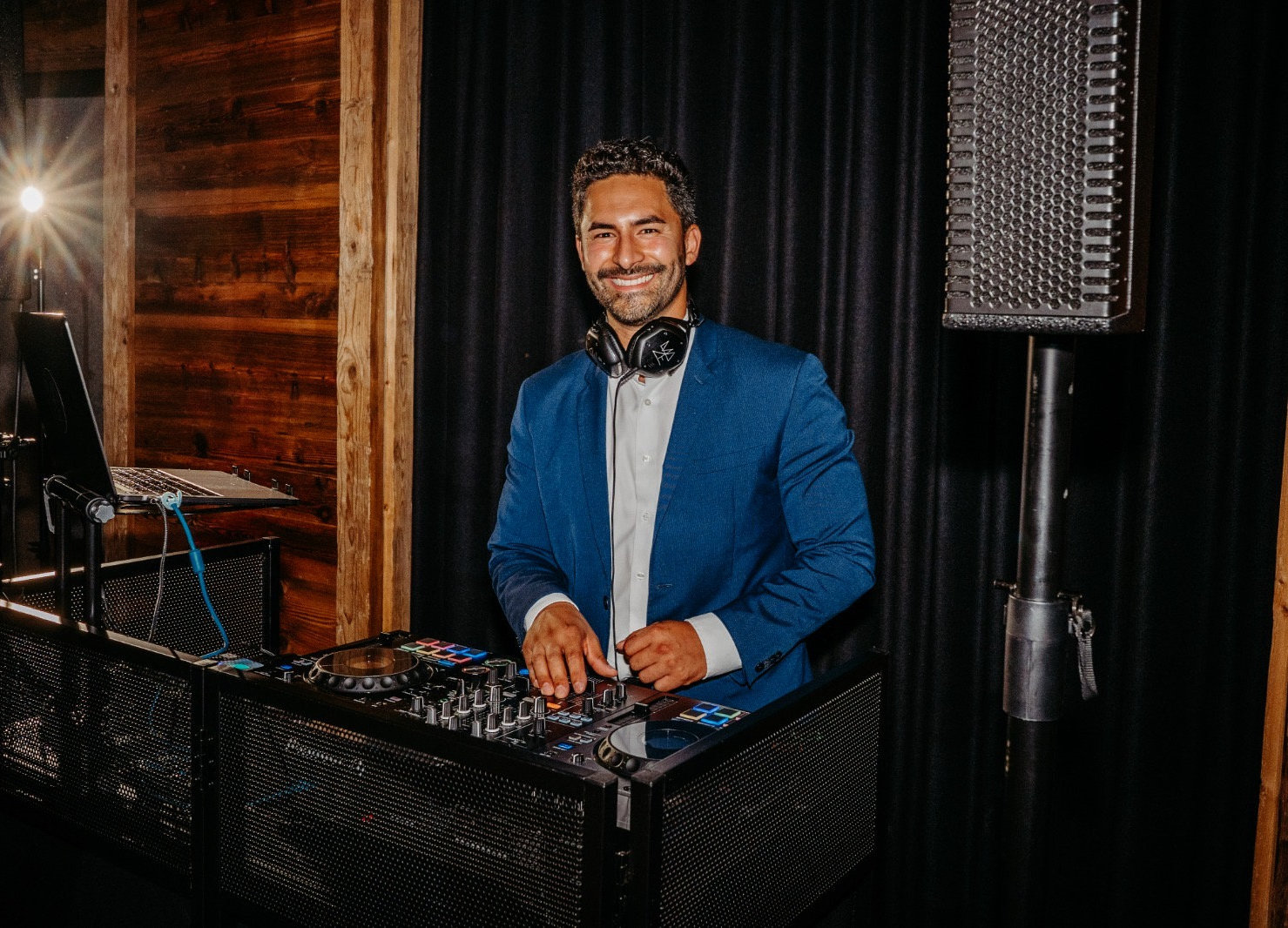 Maze im blauen Anzug am DJ-Pult einer Hochzeitsfeier
