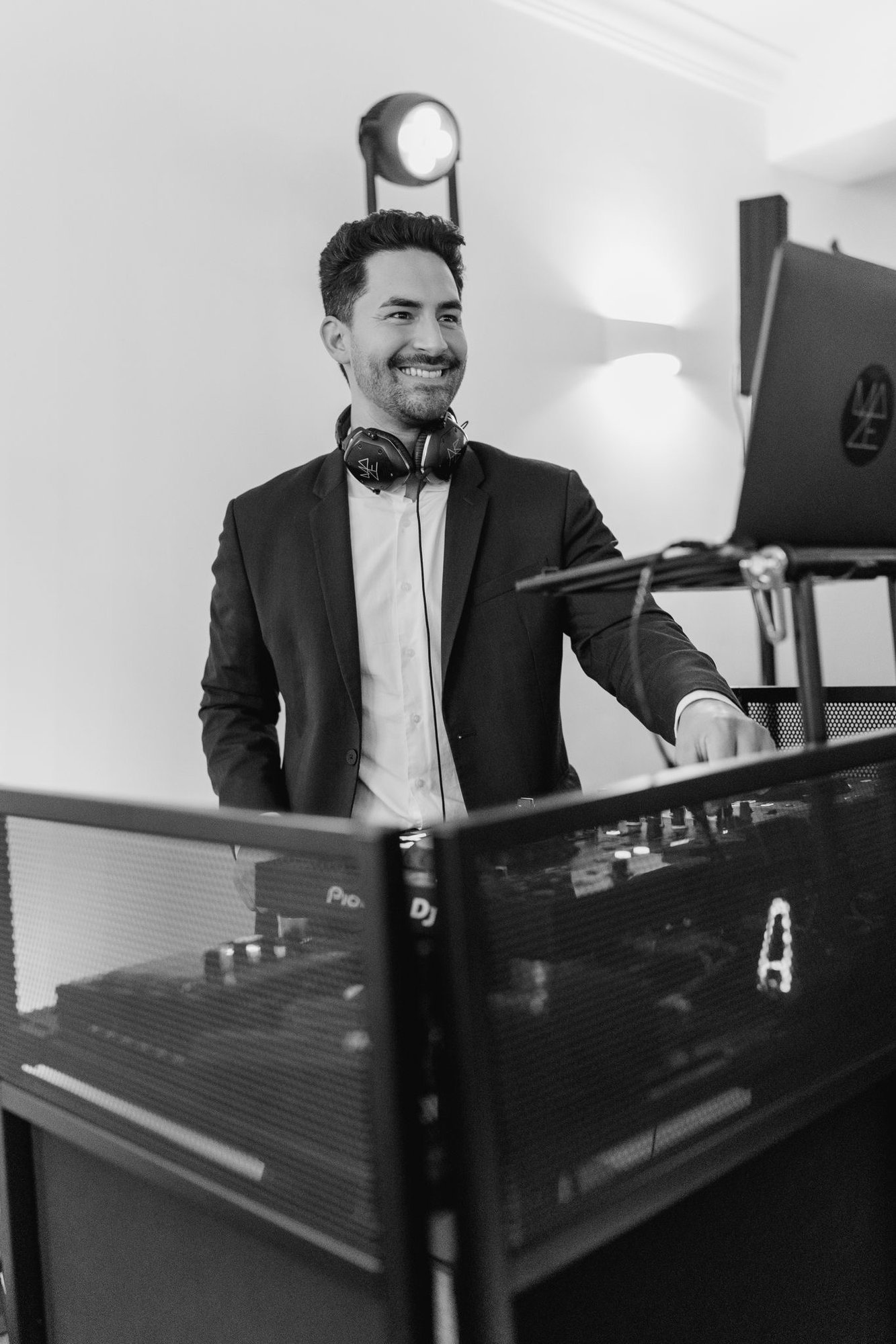 Portrait von Matthias Brielmaier am DJ-Pult